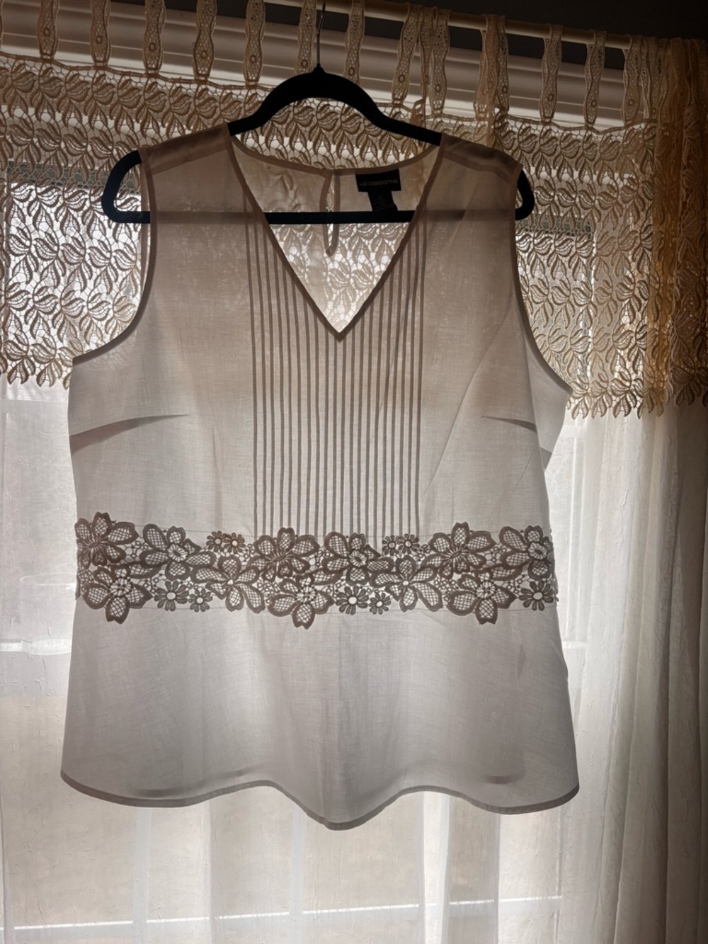 Liz Claiborne Cream Sleeveless V-Neck Camisole with Lace Waistband